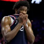 Embiid Regresa en Derrota Caótica: Hawks Vencen a 76ers en Doble OT