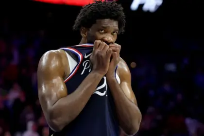 Embiid Regresa en Derrota: 76ers Caer ante Hawks en Doble OT