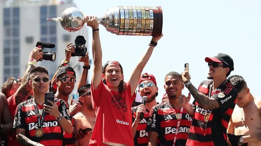 Flamengo celebra Libertadores: Trofeo dañado en festejo épico