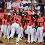 Toros del Este rugen: De la Cruz y Sánchez lideran victoria ante Águilas