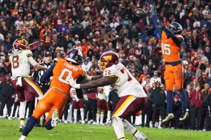 Bonitto salva a Broncos: Bloqueo decisivo asegura victoria vs Commanders