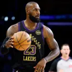 LeBron James Descansa, Lakers Vencen Pelicans: Gestión y Futuro NBA