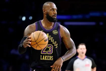 LeBron James Descansa, Lakers Vencen Pelicans: Gestión y Futuro NBA