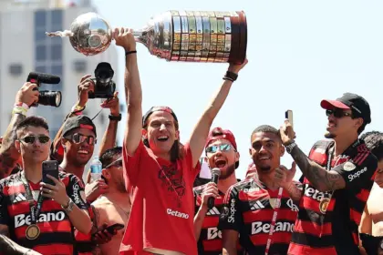 Flamengo: Trofeo Libertadores dañado en celebración del título 14 Flamengo: Trofeo Libertadores dañado en celebración del título