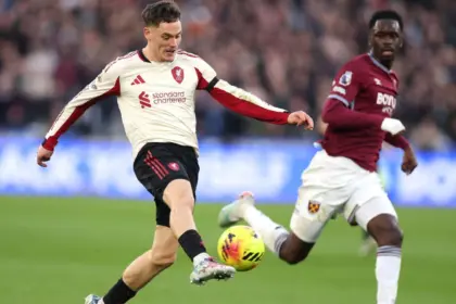 Mac Allister respalda a Wirtz y celebra el gol de Isak en la victoria del Liverpool