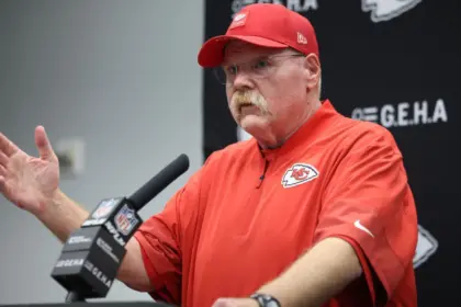 Reid desafiante: Chiefs luchan por Playoffs tras caída y errores