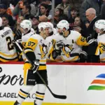 Crosby cerca del récord de Lemieux: Doblete ante Flyers y cacería de puntos