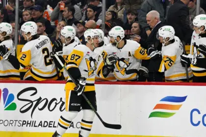 Crosby cerca del récord de Lemieux: Doblete ante Flyers y caza de récords NHL