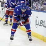 Adam Fox a la LTIR: Rangers pierden defensa clave por lesión