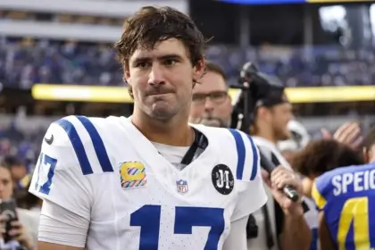 Colts Pierden a Jones: Playoffs en Riesgo Tras Lesión del QB Titular