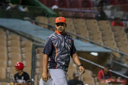 Estévez Asciende a Grandes Ligas: Coach de los Nacionales Tras Éxito en LIDOM