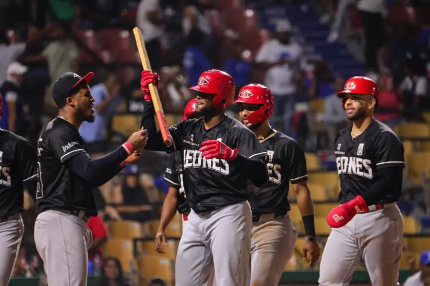 Canario Bateó 2 HRs y Escogido Aplastó al Licey 15-1 en el Quisqueya