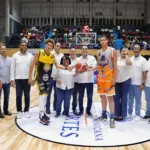 Kelvin Cruz invierte en polideportivo y apoya torneo de baloncesto en Barahona