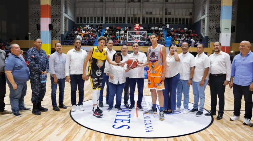 Kelvin Cruz invierte en polideportivo y apoya torneo de baloncesto en Barahona 1 Kelvin Cruz invierte en polideportivo y apoya torneo de baloncesto en Barahona