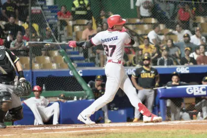 Escogido vence a Águilas con rally épico; Marmolejos y Paredes brillan