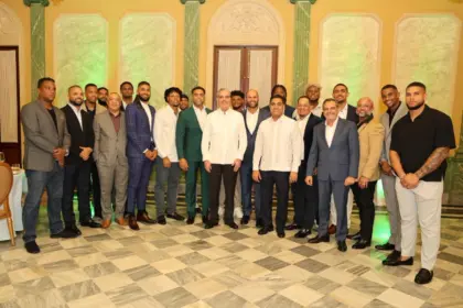 Abinader Honra a Estrellas MLB: Encuentro con Figuras del Béisbol Dominicano