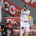 De los Santos impulsa a Gigantes: Victoria clave y pelea por el playoff LIDOM