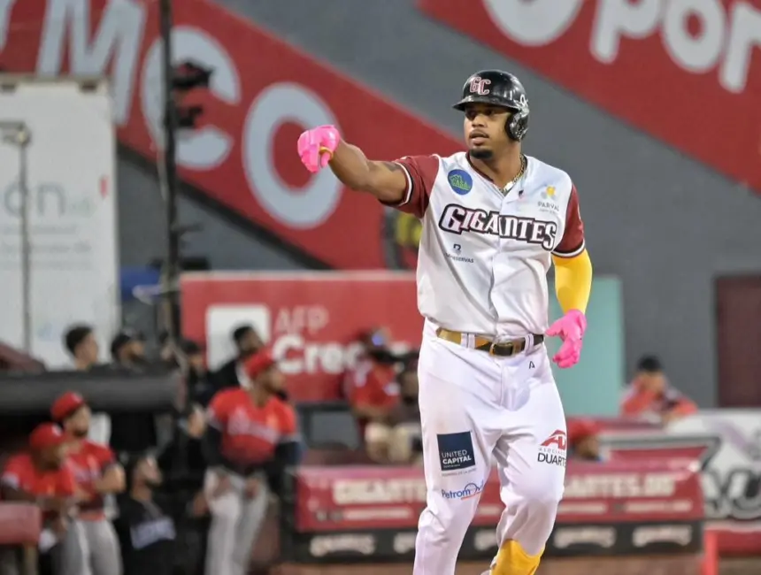 De los Santos impulsa a Gigantes: Victoria clave y pelea por el playoff LIDOM