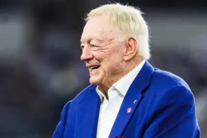 Jones Asume Fracaso de Cowboys: Cambios Drásticos en Puerta Tras Otra Temporada Sin Playoffs