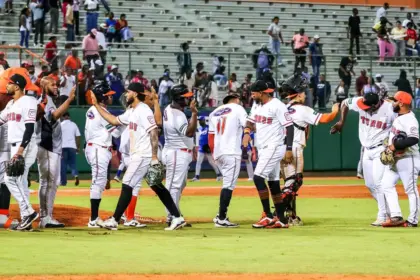 Toros del Este vencen al Licey 9-6, cierran serie 7-3 y suman victoria 26