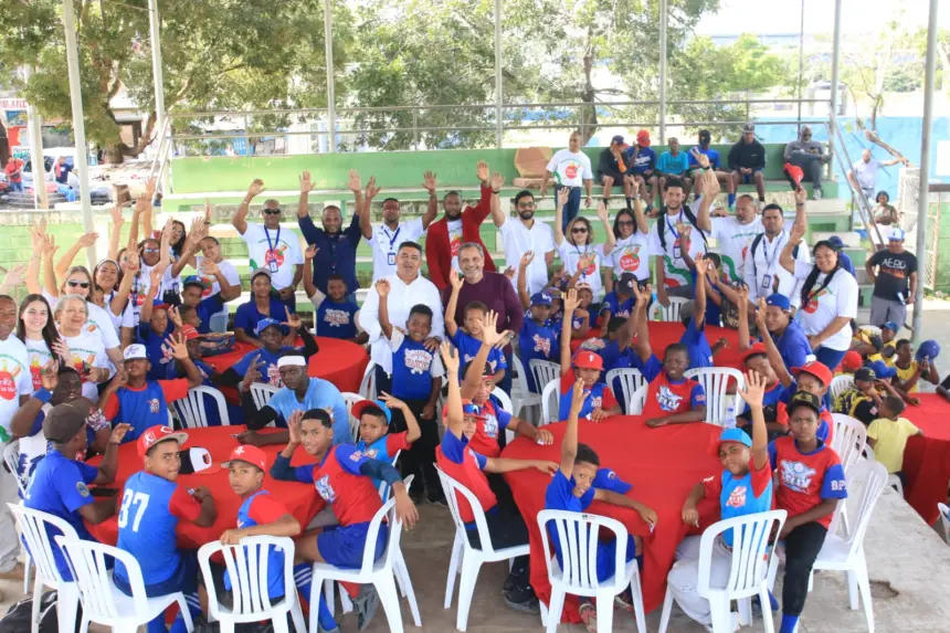 Noboa y DCNB celebran Navidad con ligas de béisbol de La Zurza