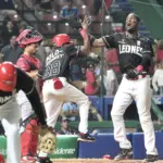 Jonrón de Junior Lake impulsa a Leones del Escogido a liderar Round Robin