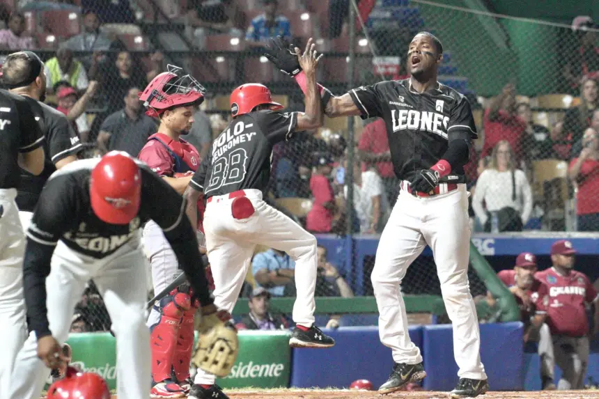 Jonrón de Junior Lake impulsa a Leones del Escogido a liderar Round Robin 1 Jonrón de Junior Lake impulsa a Leones del Escogido a liderar Round Robin