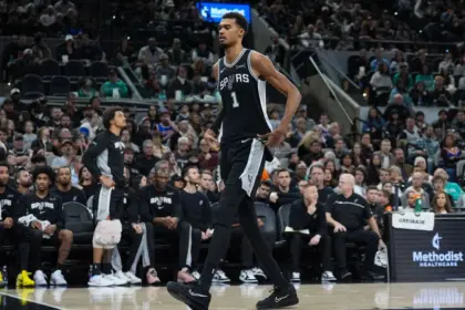 Wemby Sufre Hiperextensión: Esperanza en San Antonio Tras Victoria NBA