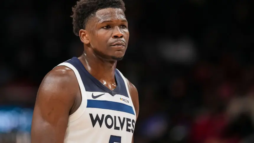 Edwards Abandona la Banca: Polémica en Derrota de Timberwolves ante Hawks