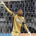 John Victor, portero del Nottingham Forest, se lesiona y sale entre lágrimas