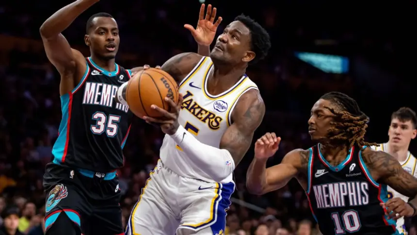 Ayton Resurge: Lakers Alimentan al Pívot y Dominan a Grizzlies