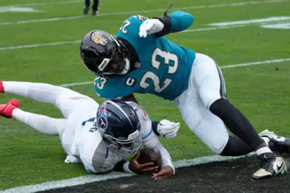 Cam Ward, QB de los Titans, evitaría cirugía tras lesión de hombro