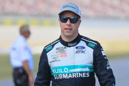 Keselowski, piloto NASCAR, se fractura pierna esquiando; ¿llega a Daytona 500?