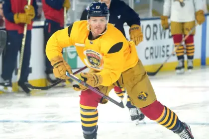 Tkachuk Viaja con Panthers: Debut en la NHL a la Vista