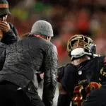 49ers: Bethune Fuera por Lesión, Kendricks Toma el Relevo en Playoffs