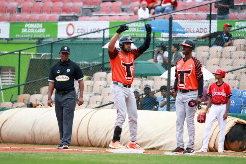 Toros del Este empatan liderato tras vencer a Leones con ofensiva encendida