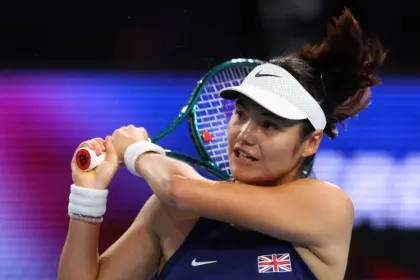 Raducanu Cae ante Sakkari en Debut de Temporada en la United Cup