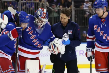 Shesterkin, portero de Rangers, sale lesionado en derrota ante Mammoth