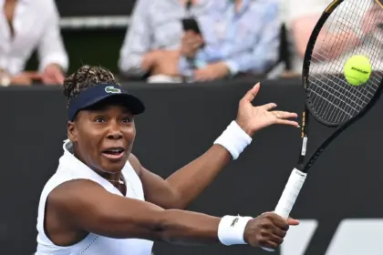 Venus Williams, 45, cae en Auckland tras batallar ante Linette en 3 sets.