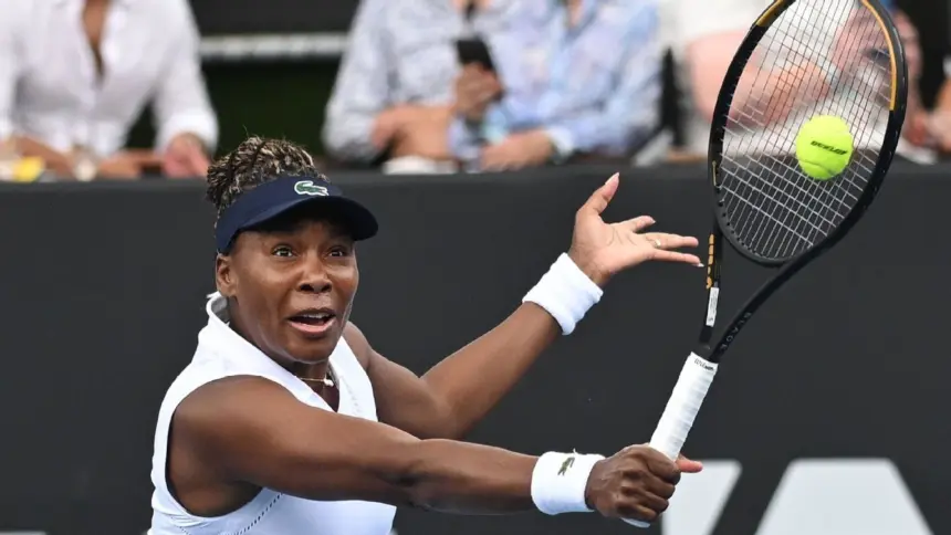 Venus Williams, 45, cae en Auckland tras batallar ante Linette en 3 sets.
