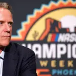 NASCAR: Steve Phelps renuncia tras polémicos textos y juicio