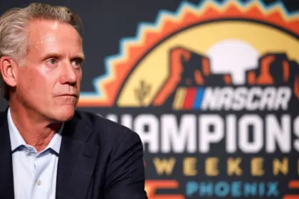 NASCAR: Steve Phelps renuncia tras polémicos textos y juicio