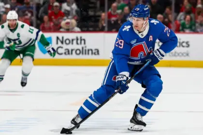 NHL: MacKinnon vs Celebrini, ¿Quién es el MVP? Análisis y favoritos