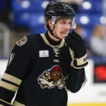 Lawrence, prospecto #1 del draft NHL 2026, deja USHL y ficha por BU