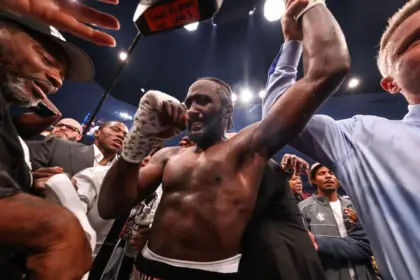 Boxeo 2025: Crawford Rey, Fundora Reina, KO Impactantes y Sorpresas 12 Boxeo 2025: Crawford Rey, Fundora Reina, KO Impactantes y Sorpresas