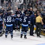 Fleury de Jets Sale en Camilla tras Choque: Detalles y Reacción