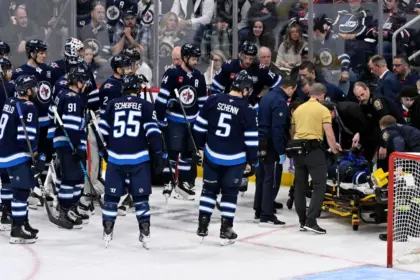 Fleury de Jets Sale en Camilla tras Choque: Detalles y Reacción