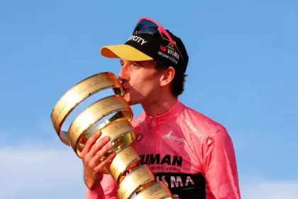 Simon Yates Cuelga la Bicicleta: Leyenda Británica se Retira del Ciclismo