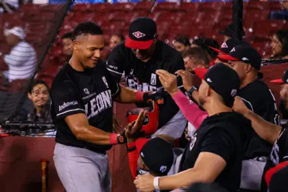 Leones del Escogido Aplastan a Gigantes: Blanqueada y Liderato Sólido