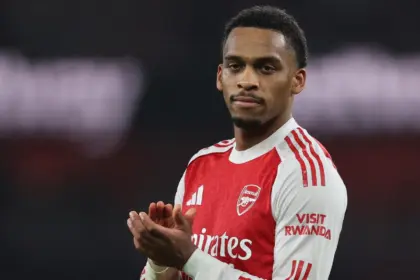 Slot critica a Martinelli tras lesión de Bradley: ¿Mal gesto del Arsenal?